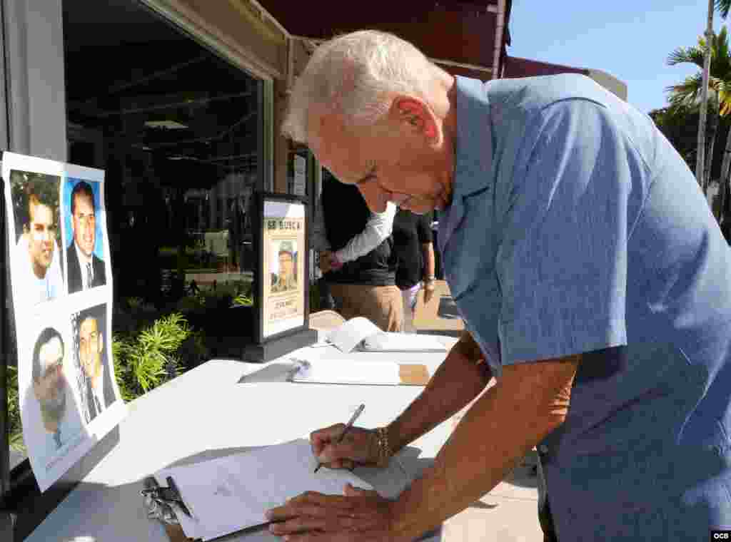El exiliado cubano Fernando González firma la petición (Foto: Roberto Koltun)