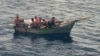 Ocho migrantes cubanos a bordo de una embarcación de metal, interceptados a 1 milla de Dania Beach. (Foto: Guardia Costera de EEUU)