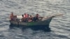 Migrantes cubanos a bordo de una embarcación rústica, en una imagen de archivo. (Foto: Guardia Costera EEUU)