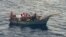 Ocho migrantes cubanos a bordo de una embarcación de metal, interceptados a 1 milla de Dania Beach, Florida. (Foto: Guardia Costera de EEUU).