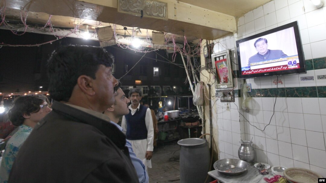 En Lahore, Pakistán, ciudadanos observan el discurso del Primer Ministro Raja Pervez Ashraf. 