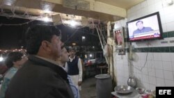 En Lahore, Pakistán, ciudadanos observan el discurso del Primer Ministro Raja Pervez Ashraf. 