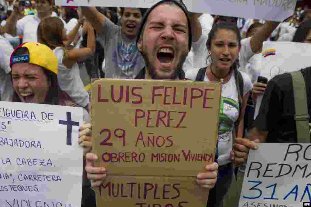 Leopoldo López se entrega en una plaza de Caracas a la GMB, policía militarizada