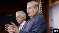 Bob Menendez (i) y su colega Bob Corker presentaron en el Senado el Proyecto de Ley de Revisión de Acuerdos Nucleares con Irán.