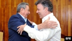 El presidente de Colombia, Juan Manuel Santos, hizo un viaje relámpago para reunirse en La Habana con el gobernante Raúl Castro.