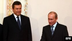 Archivo - El presidente ruso Vladimir Putin (dcha.) da la bienvenida al entonces primer ministro ucraniano Víktor Yanukovich (izq.) en su residencia de Novo Ogariovo, en Moscú. 