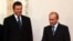 Archivo - El presidente ruso Vladimir Putin (dcha.) da la bienvenida al entonces primer ministro ucraniano Víktor Yanukovich (izq.) en su residencia de Novo Ogariovo, en Moscú. 