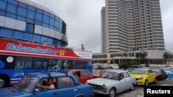 Vehículos haciendo cola para llenar sus tanques de gasolina en La Habana, Cuba, 11 de diciembre de 2023. REUTERS/Alexandre Meneghini.