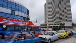 Vehículos haciendo cola para llenar sus tanques de gasolina en La Habana, Cuba, 11 de diciembre de 2023. REUTERS/Alexandre Meneghini.