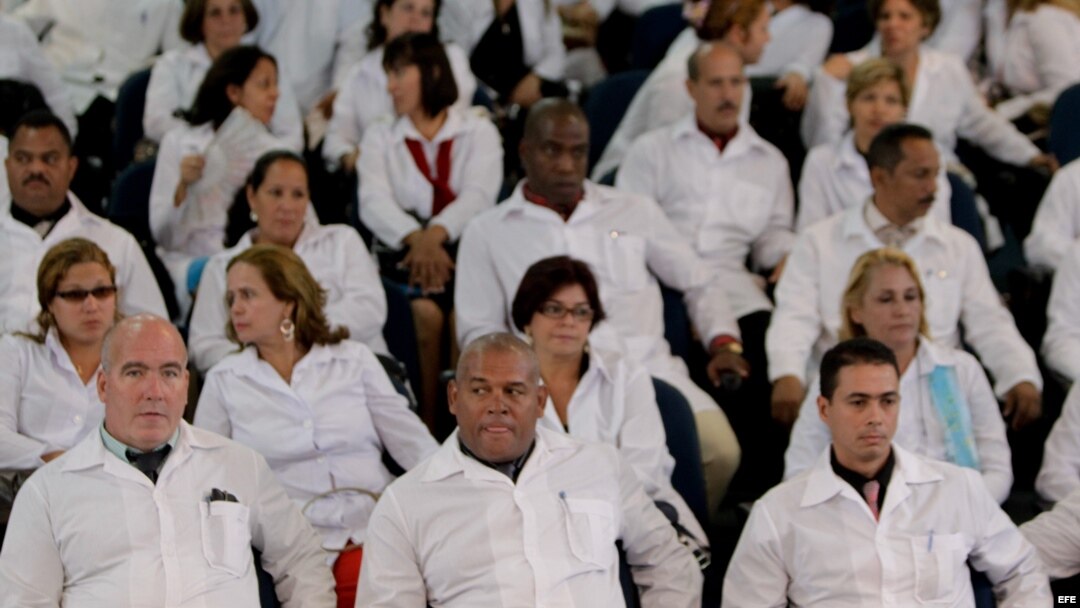 Un grupo de médicos extranjeros participa en un entrenamiento del programa Más Médicos en la Universidad de Brasilia.
