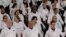 Un grupo de médicos extranjeros participa en un entrenamiento del programa Más Médicos en la Universidad de Brasilia.