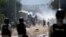 La Policía Nacional de Haití dispara gases lacrimógenos contra manifestantes que exigen la renuncia del primer ministro, Ariel Henry, el 17 de octubre de 2022. (REUTERS/Ricardo Arduengo/File Photo).