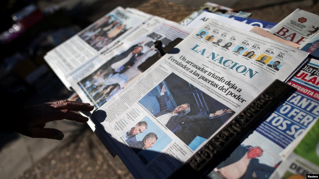 Los diarios anunciaron la victoria de Fernández en las elecciones. REUTERS/Agustin Marcarian