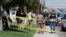 Agentes resguardan la escena donde un hombre armado secuestrara un vehículo del servicio postal, abrió fuego a la multitud matando a 5 personas e hirió a 21 de ellas en Texas. (Mark Rogers/Odessa American vía AP).