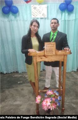 El pastor cubano Maikel Pupo Velázquez junto a su esposa.