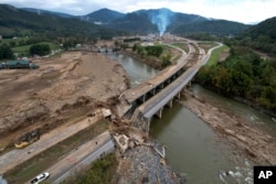 Un puente a lo largo de la Interestatal 26 está destruido tras el paso del huracán Helene el viernes 4 de octubre de 2024, en Erwin, Tennessee (AP Photo/Jeff Roberson).