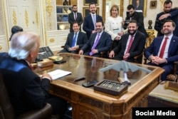 Reunión en la Oficina Oval con el gobernante de Siria.