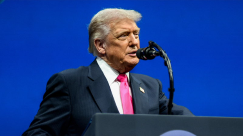 Trump pide a las aerolíneas considerar cerrado el espacio aéreo sobre Venezuela