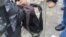 La mochila cargada de dinero que le ocuparon a cuatro funcionarios de la Embajada cubana en Bolivia, en una foto sacada de un mensaje de Twitter.