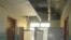 Baños de la sala tapados con cortinas improvisadas y el techo cayéndose. (Red de Comunicadores Comunitarios)
