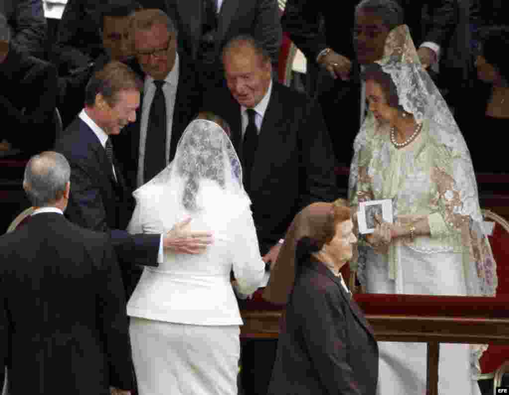 Los Reyes de España son saludados por los Duques de Luxemburgo, Enrique y Maria Teresa, en la Plaza de San Pedro en la Ciudad del Vaticano, donde asisten a la misa solemne de canonización de los papas Juan XXIII y Juan Pablo II.