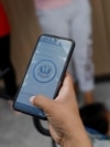Migrantes utilizan la aplicación CBP One en el albergue Senda de Vida, en Reynosa, México, en mayo de 2023.