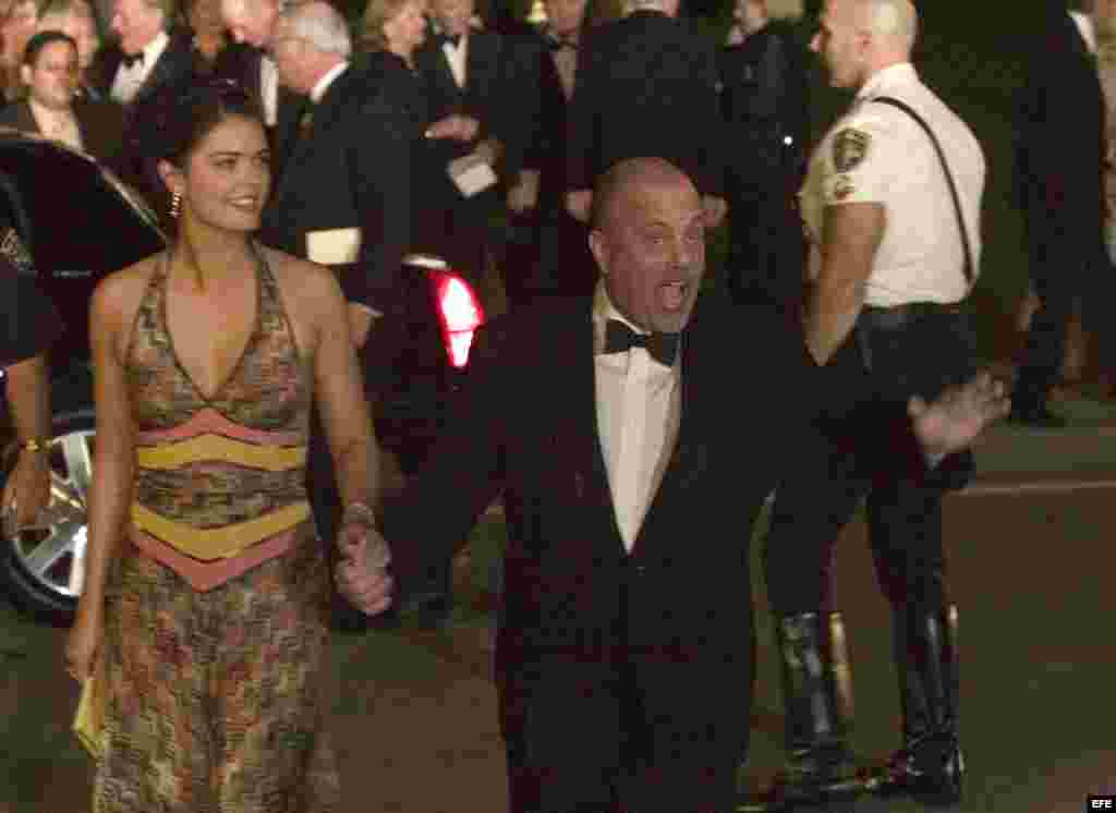 Billy Joel y su esposa Latie Lee a su llegada a la iglesia para la boda del magnate Donald Trump y la eslovena Melania Knauss .