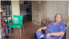 Habitante de la ciudad de Maracaibo, en Venezuela, habla sobre cómo debe dormir afuera de su casa por falta de electricidad. (OCB)