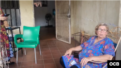Habitante de la ciudad de Maracaibo, en Venezuela, habla sobre cómo debe dormir afuera de su casa por falta de electricidad. (OCB)