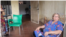 Habitante de la ciudad de Maracaibo, en Venezuela, habla sobre cómo debe dormir afuera de su casa por falta de electricidad. (OCB)