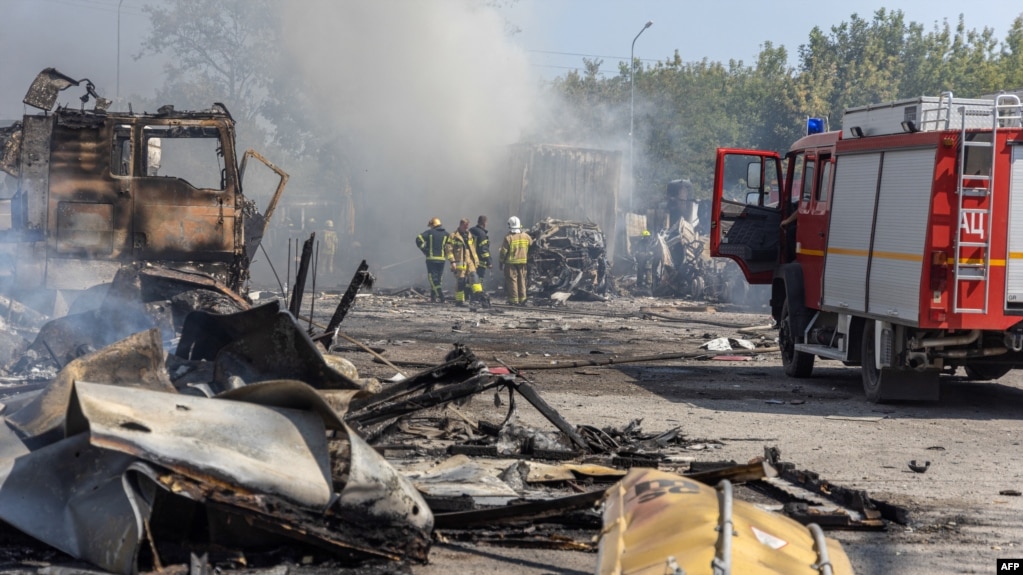 Los bomberos ucranianos extinguen un incendio en un lugar tras un ataque aéreo, en la región de Odesa, el 26 de agosto de 2024, en medio de la invasión rusa de Ucrania. (Oleksandr Gimanov/AFP)