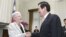El presidente taiwanés, Ma Ying-jeou (d), recibe a la directora de la Agencia de Protección Medioambiental de Estados Unidos, Gina McCarthy, a su llegada a Taipei (Taiwán) 