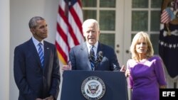 El vicepresidente estadounidense, Joe Biden (c), anuncia junto a su esposa, Jill Biden (d), y el presidente estadounidense, Barack Obama (i), que no aspira a la candidatura presidencial demócrata para las elecciones de 2016, en la Rosaleda de la Casa Blan