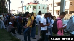 Reporta Cuba. Personas recogen planillas de solicitud de empleos en la Embajada de EEUU en Cuba. Foto: Ángel Moya.