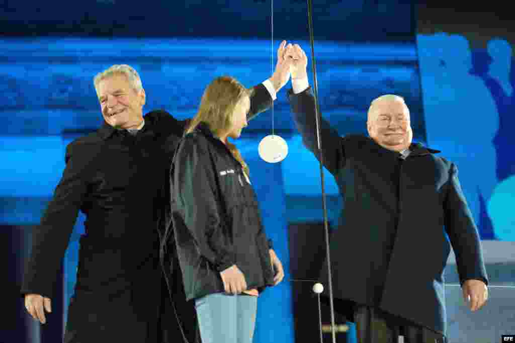 El presidente alemán Joachim Gauck (i) y el ex mandatario polaco Lech Walesa (d) 