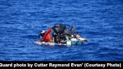 Balseros cubanos interceptados por la Guardia Costera de EEUU a 50 millas de Cayos Marquesas.