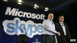 Archivo - El director ejecutivo de Microsoft Steve Ballmer (a la izquierda) saluda al director ejecutivo de Skype, Tony Bates luego de que Microsoft comprara a Skype en San Francisco, EE.UU. 