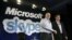 Archivo - El director ejecutivo de Microsoft Steve Ballmer (a la izquierda) saluda al director ejecutivo de Skype, Tony Bates luego de que Microsoft comprara a Skype en San Francisco, EE.UU. 