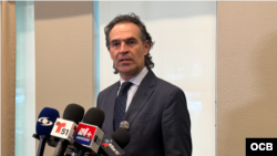 Alcalde de Medellín, Federico Gutiérrez, durante rueda de prensa en Miami este lunes. (OCB)