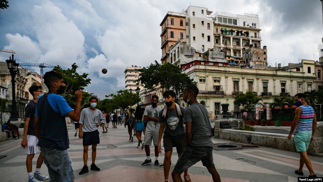 Un grupo de jóvenes juega en el Paseo del Prado, en La Habana Vieja. (Yamil Lage/AFP/Archivo)