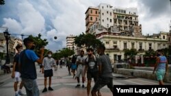 Un grupo de jóvenes juega en el Paseo del Prado, en La Habana Vieja. (Yamil Lage/AFP/Archivo)