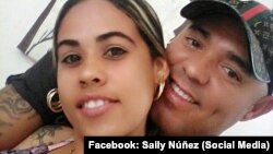 Maikel Puig Bergolla abraza a su esposa, Saily Núñez. (Foto Facebook/Saily Núñez)