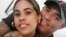 Maikel Puig Bergolla abraza a su esposa, Saily Núñez. (Foto Facebook/Saily Núñez)