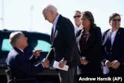El presidente Joe Biden saluda al gobernador de Texas Greg Abbott, después de que este le entregara una carta sobre la crisis en la frontera, en el Aeropuerto Internacional de El Paso, Texas. (AP/Andrew Harnik)