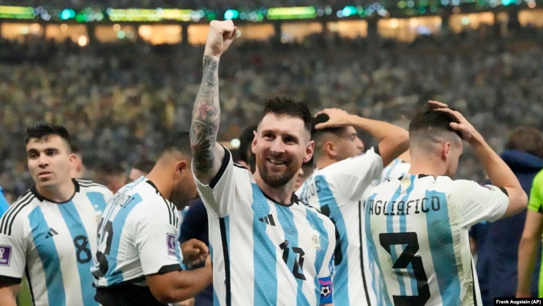 Lionel Messi celebra el triunfo argentino en la Copa Mundial de Fútbol de Qatar. (AP/Frank Augstein)