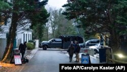 El camino de acceso a la casa del presidente Joe Biden en Wilmington, Del., se ve desde la camioneta de los medios el viernes 13 de enero de 2023.