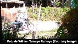Un agente de civil frente a la vivienda del opositor William Tamayo Ramayo.