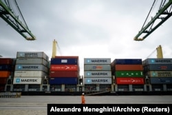 Un barco cargado de contenedores en el Puerto del Mariel. (REUTERS/Alexandre Meneghini/Archivo)