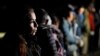 Una cubana espera ser procesada tras cruzar la frontera entre México y EEUU, el viernes 6 de enero, cerca de Yuma, Arizona(AP/Gregory Bull)