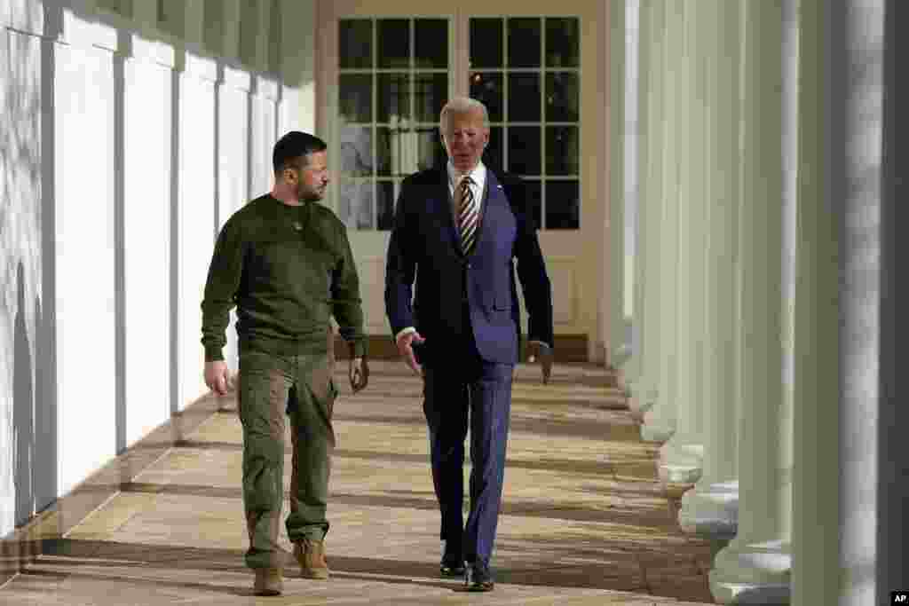 El presidente Joe Biden y su homólogo ucraniano Volodymyr Zelenskyy caminan por la columnata de la Casa Blanca. (AP/Patrick Semansky)